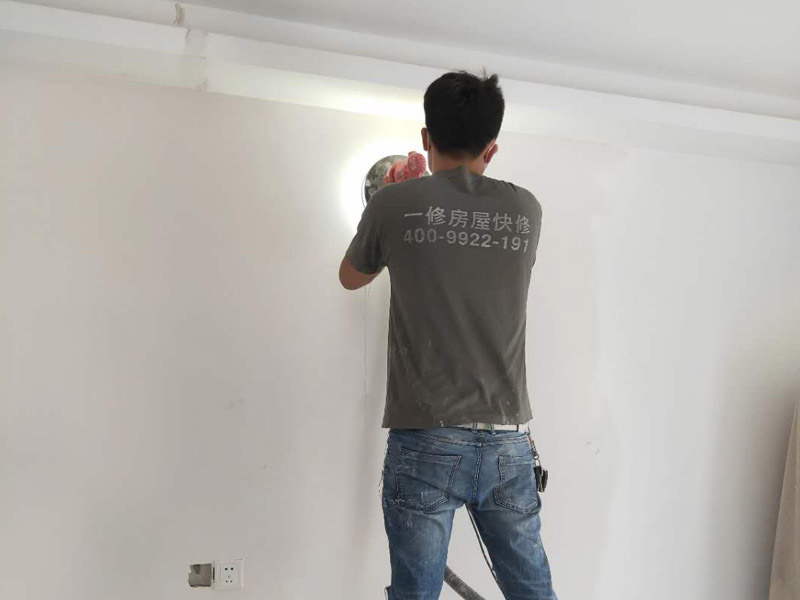 新房墻面打磨裝修：1、舊墻皮鏟除（如為新房，且墻面為水泥平整墻面，此步驟不需要）。
2、墻面清理，檢查是否有孔洞、油污、不平整的地方，如有需要，先修補然后施工。
3、批刮膩子，選用較好的墻襯一類的防水膩子，一般為2遍，第一遍批刮后1小時表干后打磨平整。
4、批刮第二遍膩子，干燥后打磨，注意選用600目以上砂紙，否則墻面刮痕會嚴重。
5、用200瓦的大燈泡靠近墻面檢查是否有不平整或砂眼，如有局部修補。
6、用干凈毛巾徹底清理墻面灰塵，用吸塵器清理干凈。
7、調(diào)配乳膠漆底漆，選用較好的羊毛刷或使用噴涂方式施工。
8、按次序涂刷1遍底漆，2遍面漆。