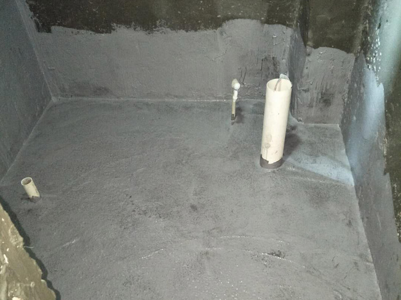 衛(wèi)生間刷防水裝修：1、刷第一遍防水涂料。施工前確保工地干凈、干燥，防水涂料要涂滿，無遺漏，與基層結(jié)合牢固，無裂紋，無氣泡，無脫落現(xiàn)象。涂刷高度一致，厚度要達(dá)到產(chǎn)品規(guī)定要求。2、刷第二遍防水涂料。注意、第二遍防水涂料間需要有一定時(shí)間間隔，待遍涂料干透后才能進(jìn)行第二遍，具體時(shí)間視涂料而定。間隔時(shí)間太短，防水的效果會(huì)大打折扣。3、鋪保護(hù)層。為防止之后的施工破壞防水層，需在防水涂料表面鋪上保護(hù)層。保護(hù)層要完全覆蓋防水層，無遺漏，與基層結(jié)合牢固，無裂紋，無氣泡，無脫落現(xiàn)象。4、閉水試驗(yàn)。閉水試驗(yàn)時(shí)，地面點(diǎn)的水線不能低于2厘米，保存至少24小時(shí)，觀察無滲漏現(xiàn)象后方算合格。如有滲漏，需重做，切莫不能疏忽大意。5、基層處理、清理，做找平層、結(jié)合層，細(xì)部附加層、丙烯酸防水層，蓄水試驗(yàn)、保護(hù)層施工、二次蓄水試驗(yàn)。