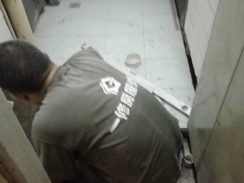 衛(wèi)生間地面瓷磚鋪貼：地磚鋪貼前，將地面清掃干凈；接著根據(jù)排版規(guī)劃設(shè)置水平線，并進(jìn)行分塊；然后地面灑水、砂漿攪拌、打砂漿基層，然后開始鋪貼，要用橡皮錘均勻敲擊，調(diào)整與水平線及其它地磚的水平度及縫隙的大小，再用刮刀從磚縫中間劃一道，保證磚與磚之間要有一定的、均勻的縫隙，防止熱脹冷縮對磚造成損壞，用刮刀在兩塊磚上縱向來回劃拉，檢查兩塊磚是否平齊；最后表面清理，勾縫。