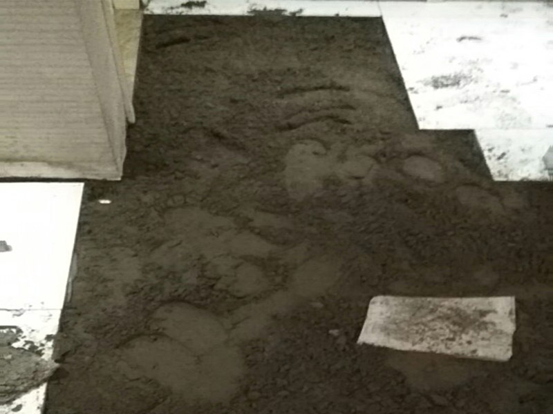瓷磚重新鋪貼：1、基層處理：把沾在基層上的浮漿、落地灰等用暫子或鋼絲刷清理掉，再用掃帚將浮土清掃干凈。2、找標高：根據(jù)水平標準線和設(shè)計厚度，在四周墻、柱上彈出面層的上平標高控制線。3、鋪設(shè)結(jié)合層砂漿：鋪設(shè)前應(yīng)將基底濕潤，并在基底上刷一道素水泥漿或界面結(jié)合劑，隨刷隨鋪設(shè)攪拌均勻的干硬性水泥砂漿。4、鋪磚：將磚放置在于拌料上，用橡皮錘找平，之后將磚拿起，在干拌料上澆適量素水泥漿，同時在磚背面涂厚度約lnm的素水泥膏，再將磚放置在找過平的干拌料上，用橡皮錘按標高控制線和方正控制線坐平坐正。5、養(yǎng)護：當磚面層鋪貼完24h內(nèi)應(yīng)開始澆水養(yǎng)護，養(yǎng)護時間不得小于7d。