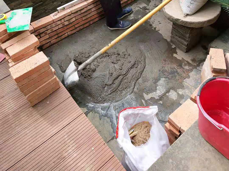 陽臺(tái)花壇裝修：首先、處理好要露臺(tái)基面。把基面處理成堅(jiān)固、平整、干凈，無灰塵、油膩、蠟等以及其它碎屑物質(zhì)；基面有孔隙、裂縫、不平等缺陷的，須預(yù)先用水泥砂漿修補(bǔ)抹平，確?；娉浞譂駶?，但無明水； 第二、選擇適合家裝的防水材料。防水材料建議選擇柔嫩型的聚合物水泥基防水涂/漿料，即市場(chǎng)上名稱為：柔韌型、JS防水涂/漿料，這類產(chǎn)品是水性涂料、無毒無害無污染、施工簡單快捷、和水泥基材粘接緊密、使用壽命長、防水效果強(qiáng)、價(jià)格適中等顯著特點(diǎn)。選用質(zhì)量佳口碑好的品牌，如：雷邦仕防水漿料、德高防水涂料等。 第三 、注意防水要施工到位。做好坡度3°的排水坡；柔韌型的防水涂料前后兩次呈“十”字涂刷兩遍，總厚度不超過2㎜； 第四 、做好保護(hù)層。在做好的防水層上做水泥砂漿保護(hù)層或粘貼瓷磚。