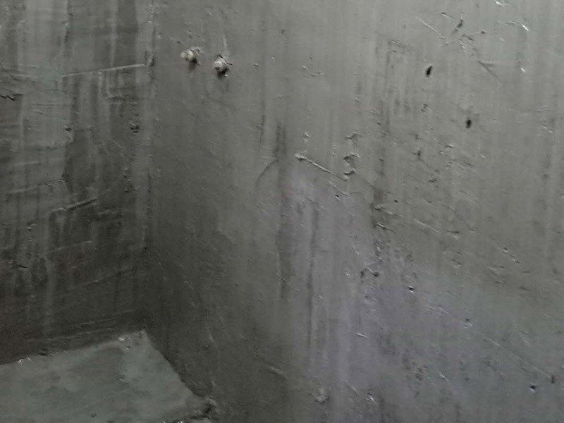 墻面地面防水涂刷：第一步：清理墻面和地面 在涂刷防水涂層之前，先要清理墻面和地面，同時要用連接的氣泵皮管吹盡陰角處的浮沉。 第二步：刷防水涂料 刷防水涂料時先刷墻角部位，交接處應有200mm，不得有漏刷情況。 墻角涂刷完成后涂刷墻體：第一遍涂刷墻面時，應上下縱向涂刷，第二遍涂刷墻體，應左右橫向涂刷。注意、第二遍防水涂料間需要有一定時間間隔，待遍涂料干透后才能進行第二遍，具體時間視涂料而定。 第三步：閉水試驗 在涂刷完防水涂料后，不能立刻貼瓷磚，還必須進行防水測試。 防水測試具體方法是：堵住衛(wèi)生間排水口、地漏等，然后將衛(wèi)生間積水2~3cm。24小時后到樓下查看是否有水滲漏，一旦發(fā)現(xiàn)有滲水痕跡，必須馬上返工。