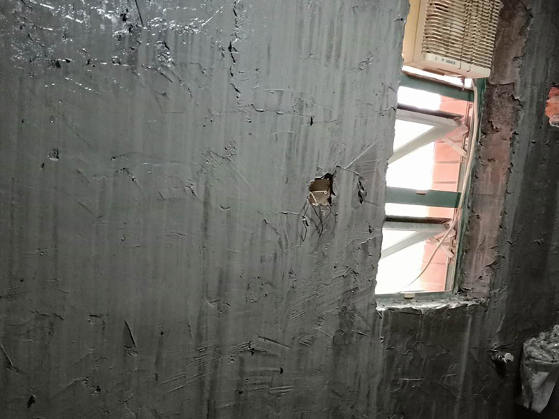 墻面地面防水涂刷：第一步：清理墻面和地面 在涂刷防水涂層之前，先要清理墻面和地面，同時要用連接的氣泵皮管吹盡陰角處的浮沉。 第二步：刷防水涂料 刷防水涂料時先刷墻角部位，交接處應有200mm，不得有漏刷情況。 墻角涂刷完成后涂刷墻體：第一遍涂刷墻面時，應上下縱向涂刷，第二遍涂刷墻體，應左右橫向涂刷。注意、第二遍防水涂料間需要有一定時間間隔，待遍涂料干透后才能進行第二遍，具體時間視涂料而定。 第三步：閉水試驗 在涂刷完防水涂料后，不能立刻貼瓷磚，還必須進行防水測試。 防水測試具體方法是：堵住衛(wèi)生間排水口、地漏等，然后將衛(wèi)生間積水2~3cm。24小時后到樓下查看是否有水滲漏，一旦發(fā)現(xiàn)有滲水痕跡，必須馬上返工。