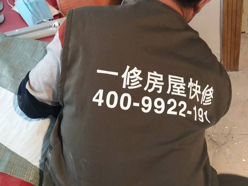 局部墻面補(bǔ)膩?zhàn)樱汗文佔(zhàn)訉?duì)不同的墻體有著不同的要求，像比較常見的混凝土的墻面，會(huì)出現(xiàn)一些氣孔與鼓起的現(xiàn)象，所以就要先把墻面修平整掉，磨平凸起處，填補(bǔ)凹陷處。 基層做好處理后，墻面還是會(huì)有一些凹陷的地方，這個(gè)時(shí)候就可以用石膏膩?zhàn)觼?lái)補(bǔ)平。將石膏膩?zhàn)訅簩?shí)凹陷處，橫抹豎起的地方再重新刮一遍，這樣來(lái)確保墻面的平整。 墻面上可能會(huì)有油污等這些東西，所以需要涂刷一下火堿水溶液，不過(guò)在涂刷時(shí)一定要注意，一邊涂刷一邊就要拿清水清洗墻面，這樣不僅可以加快一點(diǎn)速度，而且效果也好。 刮膩?zhàn)又?，噴刷一遍粘結(jié)劑，就可以開始刮膩?zhàn)恿恕Ｔ诠文佔(zhàn)拥臅r(shí)候注意，避免留下浮膩?zhàn)右约肮魏?，防止膩?zhàn)由险瓷匣覊m、砂礫等雜物，然后按照規(guī)范刮就可以了。 第一遍膩?zhàn)庸瓮旰?，仔?xì)檢查看看墻面還有沒(méi)有問(wèn)題，等到膩?zhàn)油晖耆赏钢?，用?xì)砂紙仔細(xì)地打磨一遍，如果還是有凹陷的情況，那么就用膩?zhàn)釉僖淮芜M(jìn)行修補(bǔ)找平。
