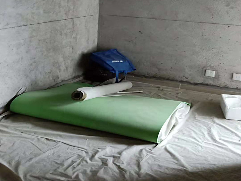 1.舊墻翻新，墻面，頂面，包輔料，不含漆，約260平米；臥室打地面。2.拆除地板，墻群板，衣柜，櫥柜，含建渣外運(yùn)。3.約40米的石膏線。4.樓下拆除門，門套，窗套，共十來個(gè)。拆除兒童房衣柜。廚房門套貼瓷磚5.開槽安裝電話線，網(wǎng)線。6.墻內(nèi)鞋柜開洞，加高尺寸。踢腳線局部修補(bǔ)，含建渣外運(yùn)，簽合同時(shí)師傅收取30%定金。7.廚房墻磚改造40平米。包人工和輔料一項(xiàng)，貼貼磚的基礎(chǔ)上加拼花。8.廚房走線安裝一個(gè)5孔插線板，5米，廚房地漏做防水補(bǔ)磚。