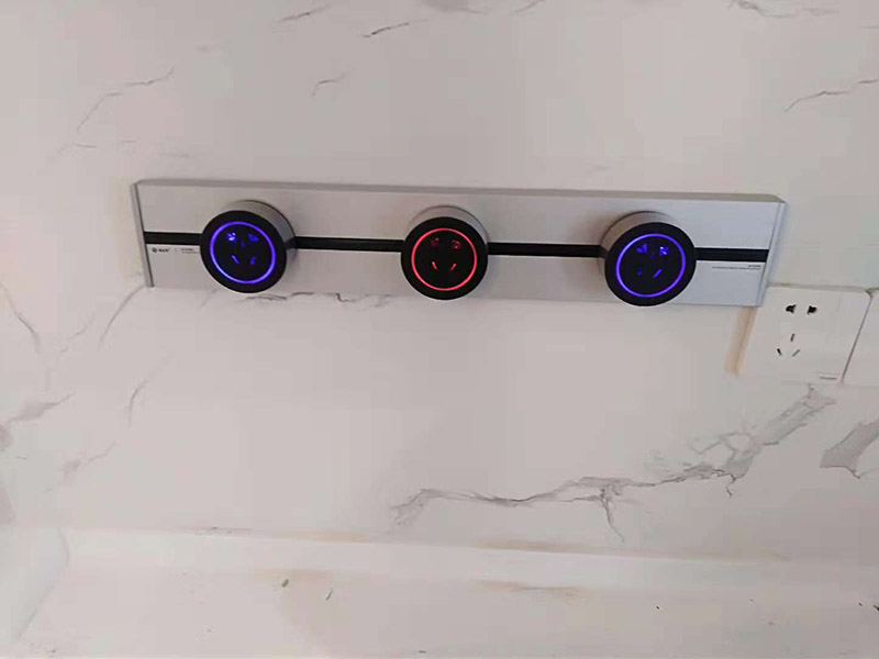 插座安裝：插座安裝前，是一定要將它們的數(shù)量和位置規(guī)劃好的，不然在安裝的時(shí)候就一頭霧水，很難安裝準(zhǔn)確，不僅雜亂，還易觸電。也許你會(huì)說少安裝一些就好了，可以家中的電器都是一直在增加的，很容易出現(xiàn)不夠用的情況。 插座安裝前一定要將屋子里的電源都關(guān)掉，直接將電源閘門關(guān)上就好，在不通電的狀態(tài)下安裝插座才不會(huì)有危險(xiǎn)。將導(dǎo)線皮剝開一般分為藍(lán)色零線、黃色地線和紅色火線三種，如果導(dǎo)線種只有一根黃色地線的話，另兩根為別的顏色無法分辨的話，這時(shí)候就要將電源打開用電筆測(cè)試了，會(huì)讓電筆發(fā)亮的是火線。 然后將這些導(dǎo)線連接到插座上相應(yīng)的接點(diǎn)固定好，即L-火，N-零，剩下那個(gè)就是連接地線。最后把插座用螺絲固定在暗裝膠合上，以及插座配件按上就完成了。