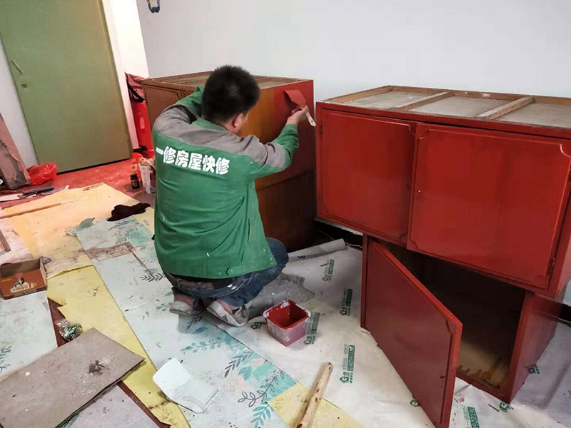 首先要明白，并不是所有舊家具都適合刷漆翻新的，有些板式家具的表面往往黏合著一層三聚氰胺板，很難剝離，在板材表面刷漆的附著力也較差，很難達(dá)到預(yù)期效果。相比之下，實(shí)木類家具更適合刷漆翻新。