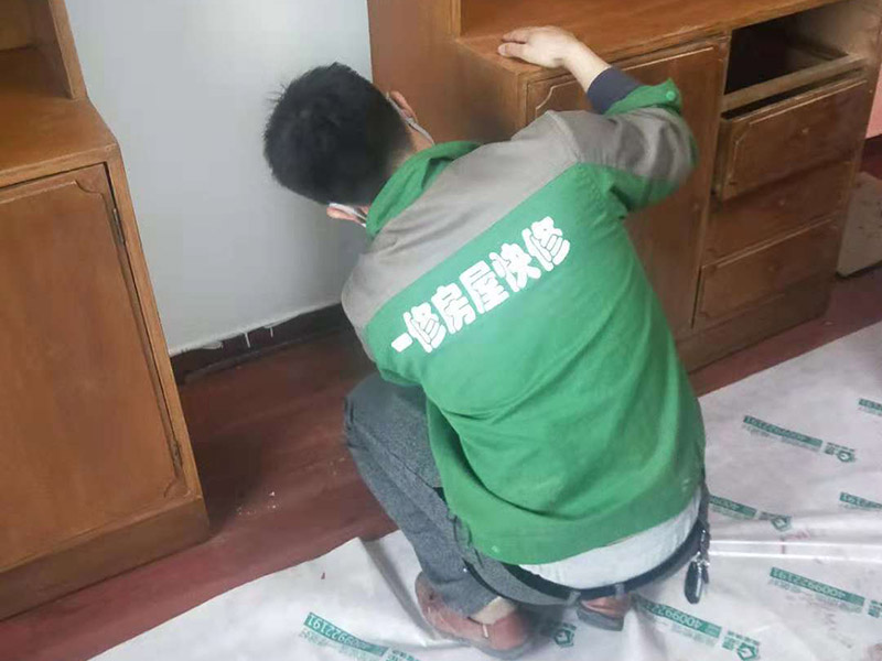 首先要明白，并不是所有舊家具都適合刷漆翻新的，有些板式家具的表面往往黏合著一層三聚氰胺板，很難剝離，在板材表面刷漆的附著力也較差，很難達(dá)到預(yù)期效果。相比之下，實(shí)木類家具更適合刷漆翻新。