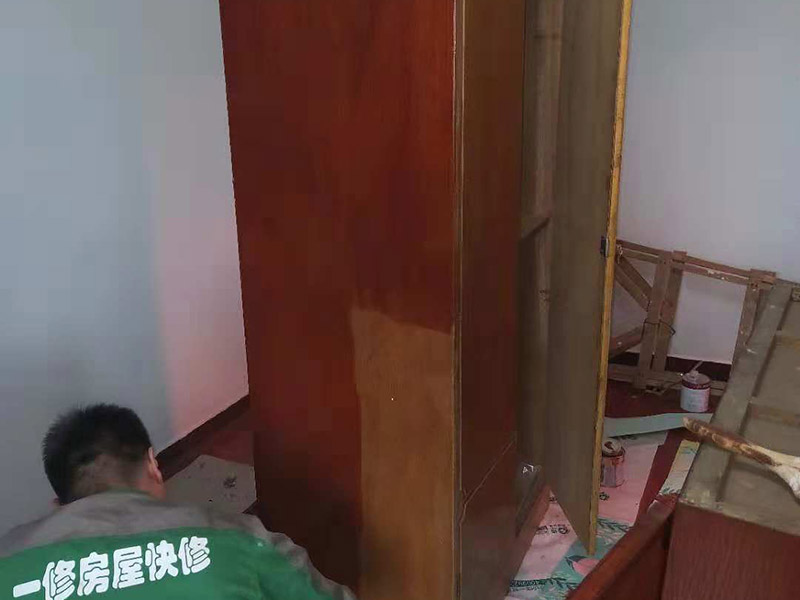家具刷漆翻新：舊家具刷漆的方法比較簡(jiǎn)單，但是在刷漆之前要對(duì)原來的表面進(jìn)行打磨，將原有的漆面去掉，可以用砂布進(jìn)行。翻新舊家具有很多需要注意的問題，首先是顏色的選擇，最好選擇和舊家具原有的顏色一致或者相近的顏色，不然翻新的效果可能不是很好。油漆的選擇也比較重要，因?yàn)榧揖叻乱话愣际窃谑覂?nèi)進(jìn)行，所以一定要選擇環(huán)保的油漆，以免對(duì)室內(nèi)的環(huán)境造成污染。