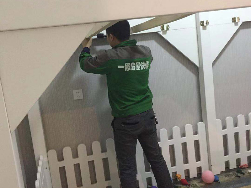 兒童床安裝：先組裝床的支架。螺絲與木板垂直，不要弄偏了。這樣才好使力氣。剛開(kāi)始的時(shí)候不要擰太緊，過(guò)后組裝好后，再加固擰緊。床架安裝好后，就是安裝圍欄了。有一些長(zhǎng)螺絲和短的螺絲，個(gè)人覺(jué)得短的螺絲容易上一些。一邊兩個(gè)螺絲，一共需要上四個(gè)，上完就OK 了。圍欄都安裝好后。接下來(lái)的就非常容易了。就是直接把床板鋪上去了。鋪的時(shí)候注意一下，光滑一些的向上，盡量不要讓床板之間的空隙太大，這樣睡起來(lái)不舒服。