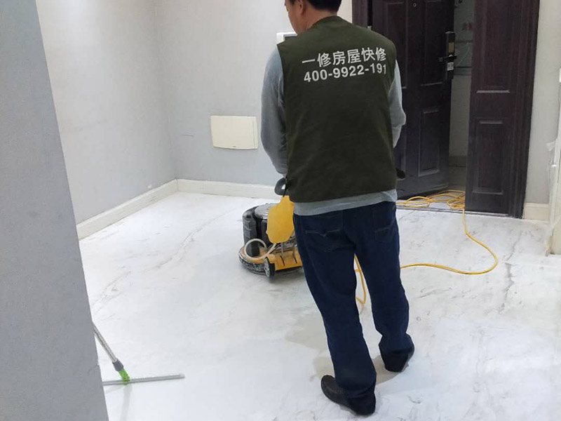 地面石材打磨翻新：用干燥清潔的地拖清理干凈，地面無沙粒、雜質(zhì)。石材表面整體清理完成后，用云石膠對每塊石材上面小的破損點和石材中縫進(jìn)行修補；待云石膠干燥以后，使用打磨機對整體地面進(jìn)行打磨，整體橫向打磨，重點打磨石材間的嵌縫膠處以及邊緣處，保持整體石材地面平整。完成第一遍的打磨，重新進(jìn)行云石膠嵌縫，嵌縫完成繼續(xù)進(jìn)行第二次打磨，再用石材翻新機配上鋼金石水磨片由粗到細(xì)，共需完成七次打磨打磨最終地面整體平整、光滑。