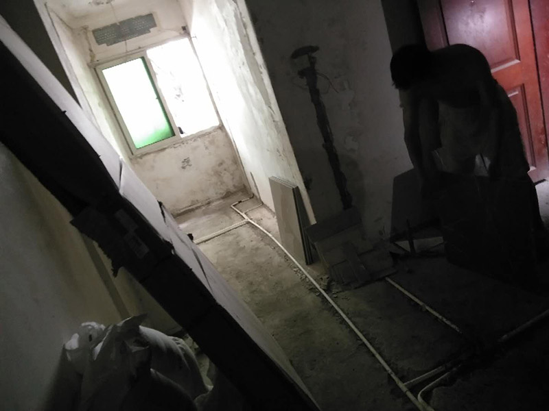 地面水電線路鋪設(shè)：水電改造的第一步是水電定位，也就是根據(jù)用戶的需要確定出全屋開關(guān)插座的位置和水路接口的位置，水電工要根據(jù)開關(guān)、插座、水龍頭的位置確定線路走向，并按照圖紙的設(shè)計向裝修業(yè)主進(jìn)行說明。水電改造時要注意“水走天、電走地”原則，即水管走天棚，強(qiáng)、弱電盡量走地面，且強(qiáng)、弱電之間不能互相交叉，之間的平行距離要大于30厘米。水電定位之后，接下來就是打槽了。好的打槽師傅打出的槽基本是一條直線，而且槽邊基本沒有什么毛齒。注意打槽之前，務(wù)必讓水電工將所有的水電走向在墻上劃出來標(biāo)明，記得對照水電圖，看是否一致。