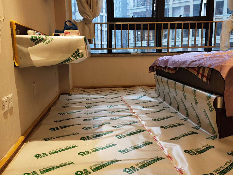 房屋地面家具保護：入戶門的保護入戶門是各種裝修物料進場以及各種建筑裝修垃圾清理的必經(jīng)之路,這些物品在搬運的過程中,與入戶門發(fā)生磕碰、摩擦的機率大大增加,所以,第一個需要做好成品保護的地方就是入戶門。可以使用成品保護膜將門包裹，地面鋪地面保護膜。