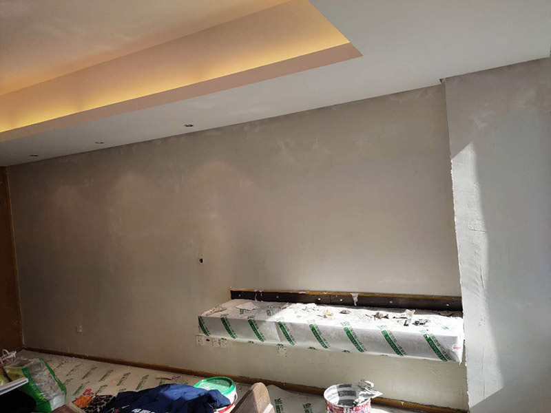 房屋地面家具保護：入戶門的保護入戶門是各種裝修物料進場以及各種建筑裝修垃圾清理的必經(jīng)之路,這些物品在搬運的過程中,與入戶門發(fā)生磕碰、摩擦的機率大大增加,所以,第一個需要做好成品保護的地方就是入戶門?？梢允褂贸善繁Ｗo膜將門包裹，地面鋪地面保護膜。