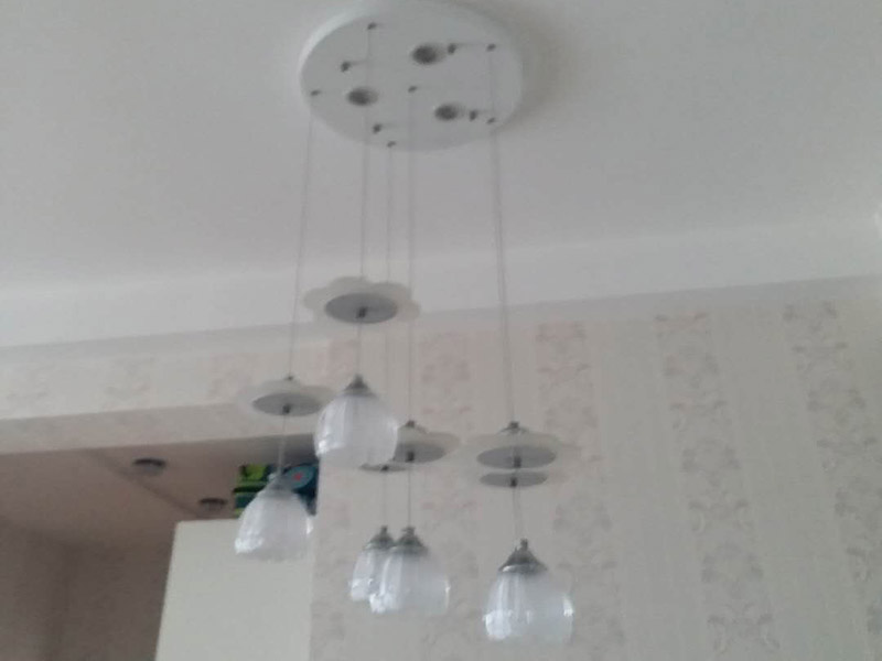 吊燈更換安裝：首先要鋪電線，在需要安裝燈具的部位留下電線口。以方便日后安裝。 第二檢查買來(lái)的燈具?？从袥](méi)有損壞或者殘缺不完整等現(xiàn)象，你確保安全。 第三，如果是大型吊燈，那么要提前先安裝上面的燈泡和零件，才能進(jìn)行安裝。 第四如果是大型燈具的安裝，那么還要先打上承重的螺絲掛口。 第五步關(guān)閉閘刀，這樣能夠確保在沒(méi)有電通的情況下安裝燈，以免出現(xiàn)意外，這樣是比較安全的做法。 第六步安裝好以后打開電閘，觀察一下安裝是否成功，是不是每個(gè)燈泡都亮了，如果確保每個(gè)燈泡都亮了，那么就說(shuō)明安裝成功了