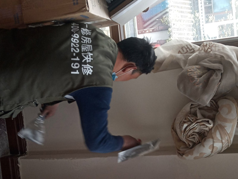 墻面刮膩子維修：刮膩子對不同的墻體有著不同的要求，像比較常見的混凝土的墻面，會出現(xiàn)一些氣孔與鼓起的現(xiàn)象，所以就要先把墻面修平整掉，磨平凸起處，填補凹陷處。基層做好處理后，墻面還是會有一些凹陷的地方，這個時候就可以用石膏膩子來補平。將石膏膩子壓實凹陷處，橫抹豎起的地方再重新刮一遍，這樣來確保墻面的平整。