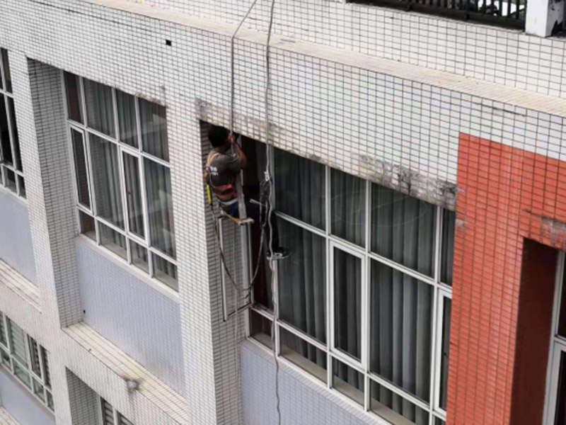 外墻管道防水維修：關(guān)閉水管總閥(即水表前面的水管開關(guān))。打開房間里面的水龍頭20分鐘，確保沒水再滴后關(guān)閉所有的水龍頭。關(guān)閉馬桶水箱和洗衣機(jī)等具蓄水功能的設(shè)備進(jìn)水開關(guān)。打開水管總閥。打開總閥后20分鐘查看水表是否走動，包括緩慢的去動。如果有走動，即為漏水了；如果沒有走動，即沒事。