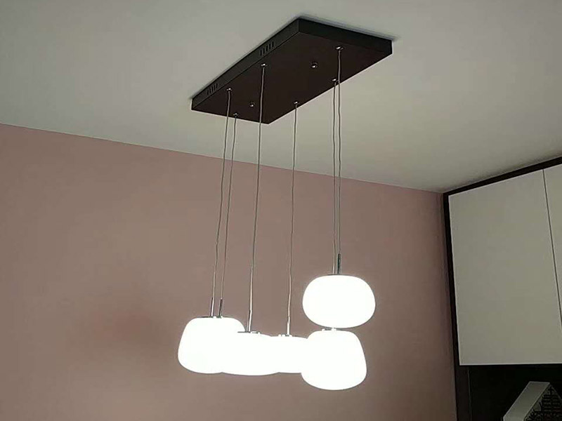電路開槽走線：首先要根據(jù)電路的用途進行電路定位。定位完成后，根據(jù)定位和電路走向，開布線槽。線路槽很有講究，要橫平豎直。不過，規(guī)范的做法是盡量少開橫槽，會影響墻的承受力。開槽深度應(yīng)一致，一般為PVC管直徑+10mm，要求槽線筆直。冷彎管要用彎管工具，弧度應(yīng)該是線管直徑的6倍，先排管，后用鋼絲穿過，便于以后線路升級、維修。為防止信號干擾，強弱電的間距應(yīng)為500mm，但很多施工達不到這個標準。如果達不到，就應(yīng)該對弱電進行屏蔽處理。要做到強、弱電更不能同穿一根管內(nèi)。