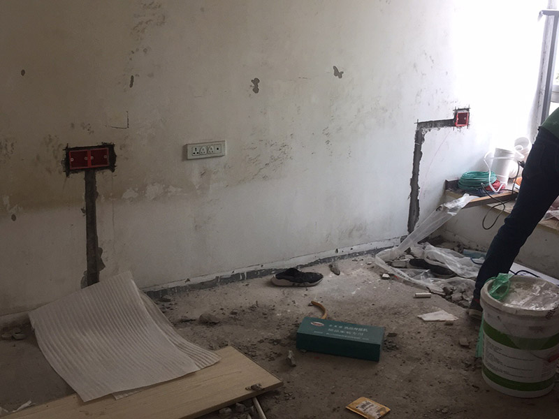 電路開槽安裝：定位開槽：定位完成后，電工根據(jù)定位和電路走向，開布線槽，線路槽橫平豎直。 走管：布線一般采用線管暗埋方式。線管有冷彎管和 PVC管兩種，冷彎管可以彎曲而不斷裂，是布線的最好選擇，因?yàn)樗霓D(zhuǎn)角是有弧度的，線可以隨時(shí)更換，而不用開墻。 穿線：強(qiáng)弱電的間距要在 30---50 公分；強(qiáng)弱電更不能同穿一根管內(nèi)；空調(diào)插座安 裝應(yīng)離地 2 米以上，電線線路要和煤氣管相距 40 公分以上。