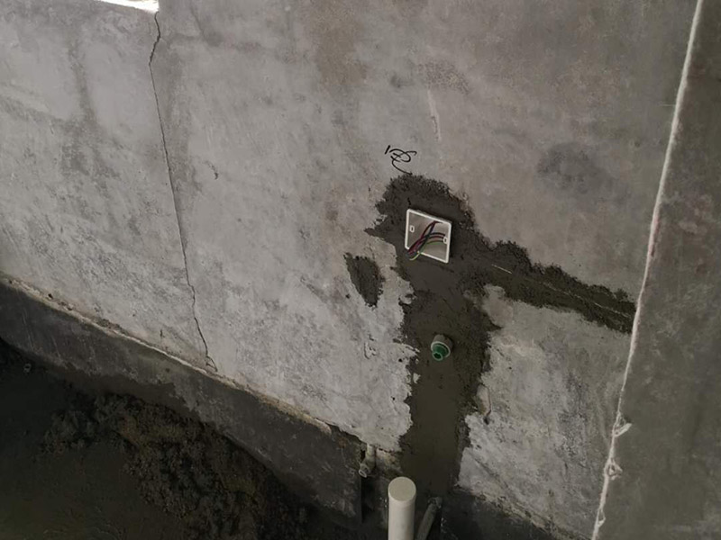 插座布線安裝：衛(wèi)生間的電路改造只需要把整體照明燈具的線路預(yù)留好就可以，相對(duì)來(lái)說(shuō)比較簡(jiǎn)單。另外，衛(wèi)生間是水氣較多的地方，因此，嚴(yán)禁在衛(wèi)生間內(nèi)的潮濕處如淋浴區(qū)或澡盆附近設(shè)置電源插座，其它區(qū)域設(shè)置的電源插座應(yīng)采用防濺式。有外窗時(shí)，應(yīng)在外窗旁預(yù)留排氣扇接線盒或插座，由于排氣風(fēng)道一般在淋浴區(qū)或澡盆附近，所以接線盒或插座應(yīng)距地面2.25m以上安裝。距淋浴區(qū)或澡盆外沿0.6m外預(yù)留電熱水器插座和潔身器用電源插座。在盥洗臺(tái)鏡旁設(shè)置美容用和剃須用電源插座，距地面1.5m～1.6m安裝。安裝在衛(wèi)生間的插座宜帶開(kāi)關(guān)和指示燈，如果安裝在潮濕位置的插座，最好在插座表面安裝一個(gè)防水的蓋子，避免水汽進(jìn)入插座內(nèi)，引起短路。