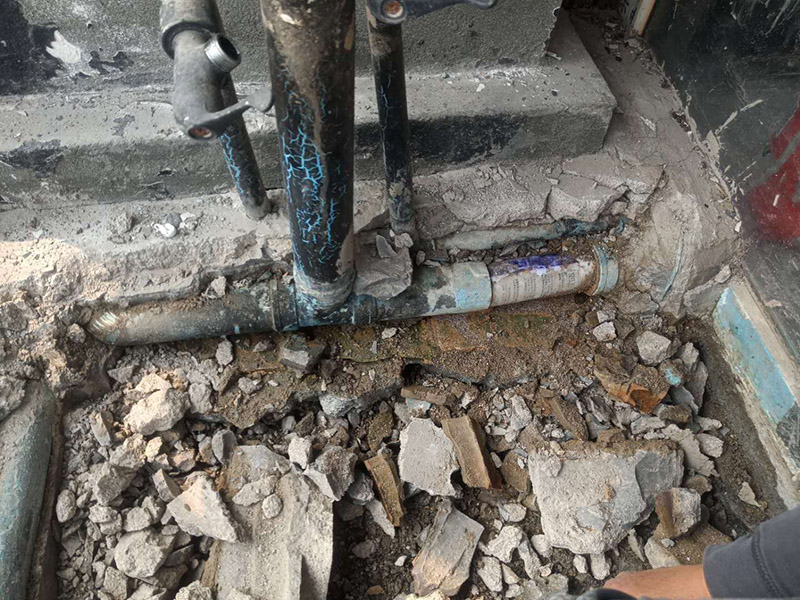 露臺陽臺地面防水改造：首先為陽臺封裝防水，由于是防水工作的第一道防線，因此是千萬不可馬虎的，在做陽臺封裝時，在選材方面就需要選擇防水防潮的材料，在施工過程中應注意做好密閉，若沒有做好封裝的話，陽臺的防水將會大打折扣。 陽臺地面防水的做法與衛(wèi)生間做防水的做法差不多，都是從找平基層開始，再到涂上防水層、鋪上防水材料，最后對地面進行檢驗，鋪設地面等。這里需要注意的是，陽臺的防水層完成之后一定要與室內地面具有一定的高度差，最好低于室內地面2-3cm的高度。 最后需要對陽臺進行排水工程工作，在安裝陽臺排水管道時不要有太多的彎道，否則容易導致排水不便，地漏一定要順暢。