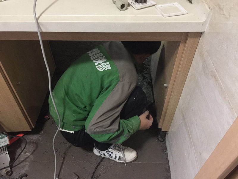 管道漏水維修：首先如果是暗管需要砸墻找到漏點源頭，將漏點擦干，用堵漏水泥涂在漏水處，用膠帶纏好，10分鐘后可以使用使用。 可以去買度一根PVC的水管來自己接，先把壞了的那根管知子割斷，把接口先套進管子的一端，使另外的一端的割斷位置正好與接口的另外的一個口子齊平，使它剛道好能夠弄直，然后把直接往這一端送，使兩端都有一定的交叉接著距離(長度)然后把它拆卸下來，用PVC膠水涂回抹在直接的兩端內(nèi)側(cè)答與兩個下水管的外側(cè)。