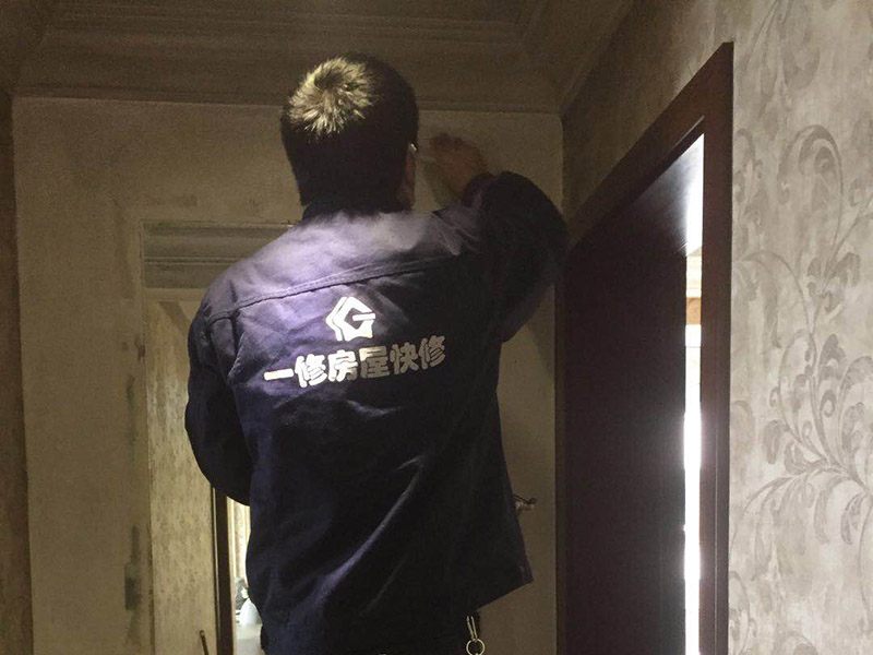 墻紙維修翻新：墻紙墻布鋪貼前，必須檢查墻面要干凈平整，墻體、墻皮表面無空鼓或松動脫落。如果有墻面8大問題，修復處理好墻體基底層。基膜等干透，時間為2小時-4小時。再一面墻陰角處開始滾刷糯米膠，滾刷好一面墻（上下粉刷均勻）后才開始貼墻布。墻紙墻布沿墻面放置，無縫接縫的必須上高度和墻面高度一致，對花拼接的墻紙墻布考慮好花樣、紋理的方向。