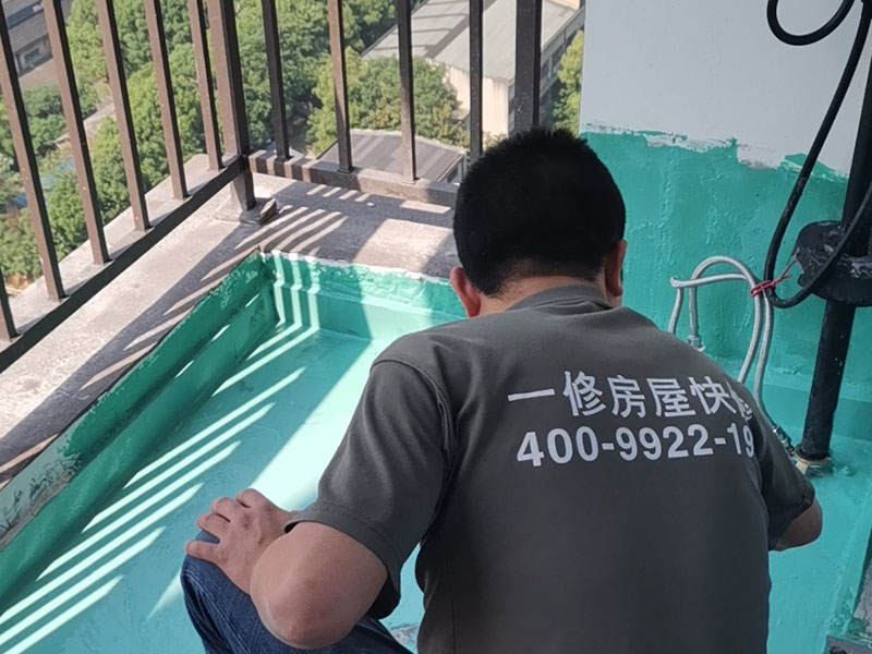 陽(yáng)臺(tái)防水施工：先用鏟刀和笤帚及工具將陽(yáng)臺(tái)基層表面的突起物、砂漿和疙瘩等鏟除并將塵土雜物清掃干凈，對(duì)陰陽(yáng)角、管根、地漏等部位應(yīng)認(rèn)真清理。 對(duì)陽(yáng)臺(tái)地漏、管根、陰陽(yáng)角等易發(fā)生漏水的部位，應(yīng)進(jìn)行特殊加強(qiáng)處理。 細(xì)部附加層：在地漏、管根、陰陽(yáng)角和出入口等易發(fā)生漏水的薄弱部位，可增加一層剛性防水，剛性防水寬度應(yīng)不小于100mm，搭接寬度應(yīng)不小于100mm。然后涂刷家裝專(zhuān)用防水涂料。 將配制好的防水涂料均勻涂刷在基層表面，涂刷量以0.8—1.0kg/㎡每遍為宜，直至防水合格為止，家裝防水要求一般為1.0mm左右。
