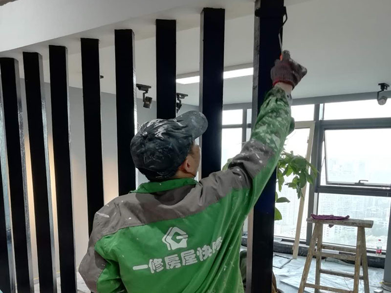 隔斷油漆翻新：首先用粗砂紙把需要刷油漆的地方都打磨一遍，注意轉(zhuǎn)角的地方不要打磨的太厲害，然后用布沾水，弄成半濕狀，把剛打磨完的粉末都擦干凈。拿細(xì)砂紙?jiān)僦匦麓蚰ヒ槐?，同樣要注意轉(zhuǎn)角處。再用沾水布把粉末清理干凈。就可以開始刷漆，刷漆的規(guī)則是從上到下，從左到右。
