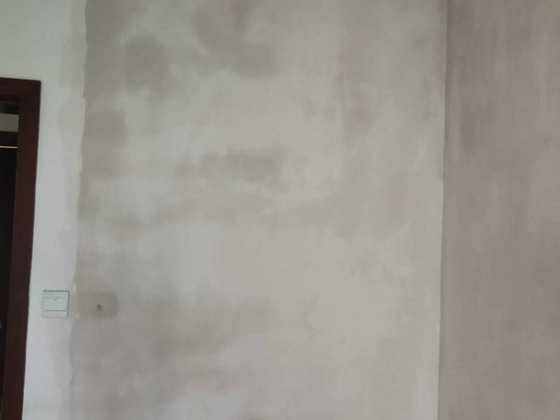 墻面翻新裝修：1、短期內：對于購買的二手房墻面，如果是裝修沒多久，那么在進行墻面處理的時候，原先的耐水膩子可以保留一些，不用完全的鏟掉；用鋼刷和砂紙進行打磨墻面，打磨后即可重新涂刷乳膠漆。 2、時間間隔太久：如果是五年以上的耐水膩子，由于材料老化，在二次刷漆的時候，就必須全部鏟除至墻底，否則的話會影響今后墻面乳膠漆的施工質量和裝修后的長期使用效果。