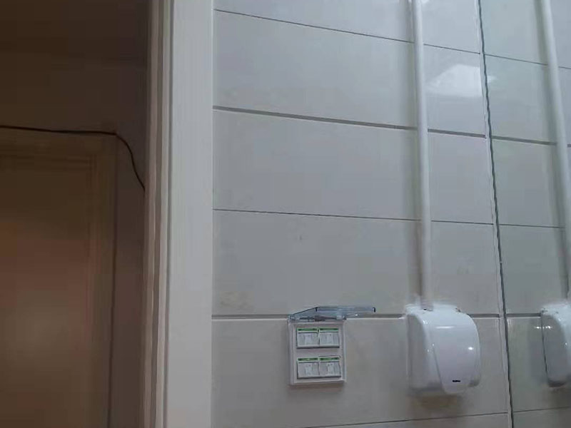 熱水器改造水電線路： 1、管子走線一定要合理,盡量避免曲折。 2、安全閥和計(jì)量表盤安裝到寬敞、通風(fēng)且易于作的地方。 3、氣管走線不要走陰暗、潮濕等容易產(chǎn)生腐蝕性物質(zhì)的地方,避免管子被腐蝕后漏氣;盡量走通風(fēng)的地方,避免漏氣后可能造成嚴(yán)重后果。 4、用水點(diǎn)與熱水器之間的管子長度盡量短一點(diǎn),這樣在需要用熱水的時(shí)候,可以更快的放到熱水,同時(shí)也可以減小浪費(fèi)。 5、除了廚房、衛(wèi)生間、洗衣間的用水,如果需要,盡量考慮今后是否會(huì)養(yǎng)花、養(yǎng)魚等,提前預(yù)留出水位置,以免以后改造麻煩。