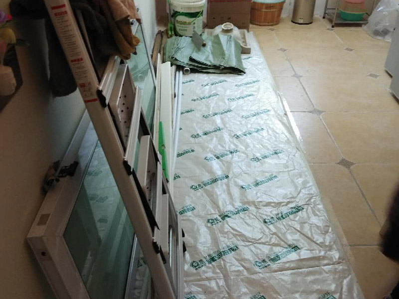 衛(wèi)生間做二次防水：首先，要用水泥砂漿將地面做平(特別是重新做裝修的房子)，然后再做防水處理。這樣可以避免防水涂料因薄厚不均或刺穿防水卷材而造成滲漏。墻體與地面之間的接縫以及上下水管道與地面的接縫處，是容易出現(xiàn)問題的地方。所以這些部位一定要格外注意，處理一定要細致，不能有絲毫的馬虎。為了達到較好的防水效果，一般衛(wèi)生間的墻面上也要做大約750px高的防水處理，防止積水洇透墻面。與浴缸相鄰的墻面，防水處理的高度也要比浴缸上沿高出一些，淋浴要達到4500px的高度。防水施工完畢后，要將衛(wèi)生間的所有下水道堵住，進行注水試驗。24小時后檢查，若衛(wèi)生間的四周墻面和地面沒有滲漏現(xiàn)象說明衛(wèi)生間防水質(zhì)量很好。反之，要找出漏點，進行維修。