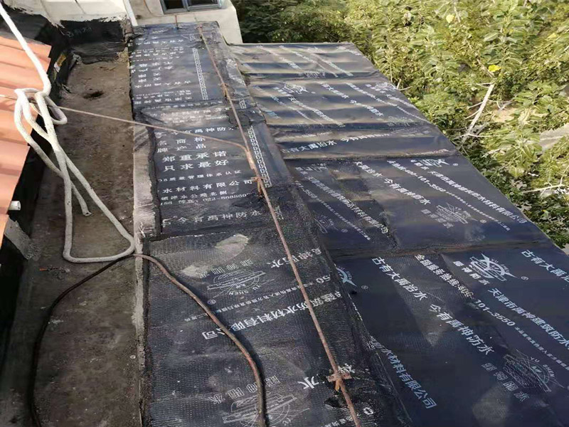 陽(yáng)臺(tái)防水維修：先打開(kāi)防水涂料把一定量粉料倒入容器，并同時(shí)用攪拌鉆攪拌，充分?jǐn)嚢柚翢o(wú)沉淀的乳膠狀沒(méi)有發(fā)現(xiàn)生粉團(tuán)。拌勻后放了15分鐘左右后，再攪拌一下然后開(kāi)始施工。在操作過(guò)程中有時(shí)要攪拌下漿料、怕會(huì)沉淀。陽(yáng)臺(tái)需要在做完防水層之后做一層防水砂漿作為保護(hù)層,這樣可以保護(hù)防水層不被破壞!然后再用水泥增加一定厚度,貼瓷磚（注意這期間可以增加一道保溫層,這樣上下都可以做一層防水!）