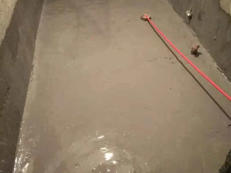 衛(wèi)生間刷防水：首先要進(jìn)行地面處理，確保地面干凈，沒有任何雜物污染，基層表面堅(jiān)實(shí)，無(wú)脫皮等現(xiàn)象，我們還要進(jìn)行地面找平，保證地面平整，沒有較大的缺陷和補(bǔ)痕。一般來(lái)說(shuō)，衛(wèi)生間的防水要做到180厘米，非淋浴墻面防水不能低于35厘米。小編建議防水統(tǒng)一做到180厘米。刷涂料不僅要注意高度，還有注意涂刷的厚度，國(guó)家規(guī)定防水涂料要涂到1.5毫米厚。防水涂料是要刷兩遍，第二遍涂料是要等第一遍涂料干透之后才能開始刷。