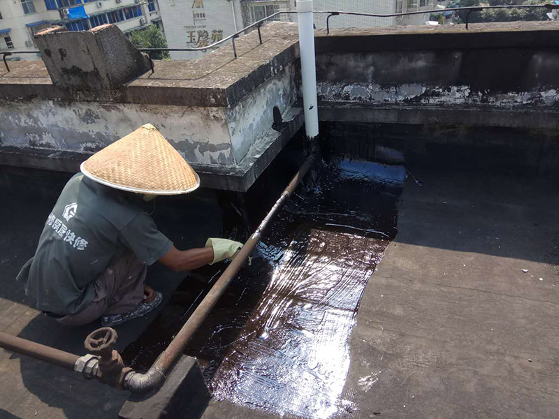 屋頂防水施工：首先，用水泥砂漿找平，同時做好防水層和保護層，然后，檢查基層處理并進行清理，要求不能有任何雜質(zhì)，且屋面必須保持干燥，否則會直接影響防水效果，最后，根據(jù)當天的施工量配置相應的瀝青，并參照從高到低、從遠到近的順序，開始鋪貼屋面防水卷材。