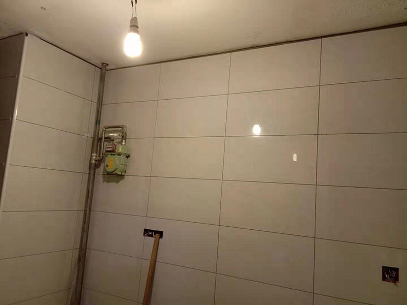 廚房貼瓷磚維修：貼磚之前你的用大盆將瓷磚浸泡12小時然后再拿到蔭涼出放置12小時；地面抄平完畢，做好地面防水及防水保護層。做好水電管線已安裝，并堵實抹平腳手眼和管洞等。臉盆架、鏡卡、管卡、水箱、煤氣等應埋好防腐木磚，位置準確。然后將殘存在基層的砂漿粉渣、灰塵、油污等清理干凈，并提前澆水濕潤。 待底層灰六、七層干時，按圖紙要求，面磚規(guī)格及實際條件進行排磚、彈線。刮平，隨抹隨自上而下粘貼面磚，要求砂漿飽滿，虧灰時，取下重貼，并隨時用靠尺檢查平整度，同時保證縫隙寬度一致貼完經(jīng)自檢無空鼓、不平、不直后，用棉紗擦干凈，用白水泥漿或拍干水泥擦縫，用布將縫內(nèi)的素漿擦勻，磚面擦干凈。