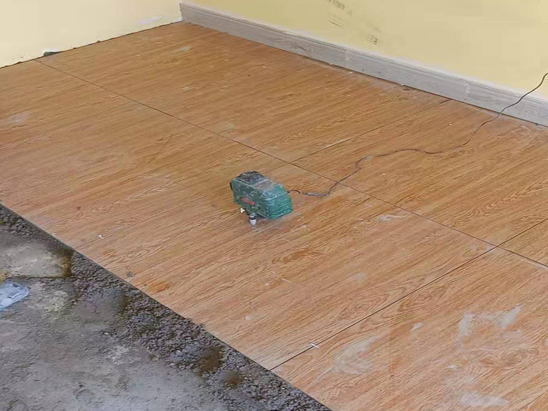 臥室地面瓷磚裝修：將砂土平整好，上面才好放瓷磚，注意一邊平整一邊將小的硬塊去掉，結(jié)合層材料應(yīng)當(dāng)勻?qū)?，穩(wěn)固。結(jié)合層厚度宜取20-35mm；結(jié)合層與瓷磚應(yīng)分段同時鋪砌，鋪砌時宜采用水泥漿或干鋪泥灑水作粘結(jié)。用橡皮錘將瓷磚輕輕敲緊定位，切忌用大力，如果結(jié)合層不平應(yīng)拿掉瓷磚重新抹平?，F(xiàn)在看瓷磚之間有沒有板塊不嚴(yán)，板塊厚薄不一，尺寸誤差大的問題，否則鋪設(shè)出來影響美觀。給瓷磚背面上水泥，上水泥前要盡量清除瓷磚表面的浮土，這樣才不會影響水泥的黏結(jié)能力。