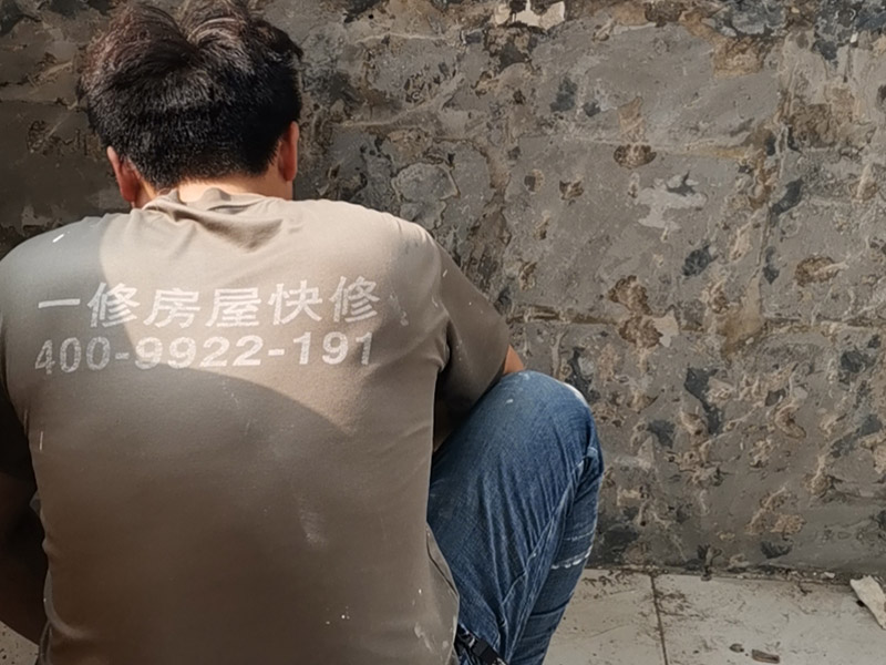 陽臺墻面基層鏟除：第一步：大檢查；鑒別方法是墻面灑水后，用鏟刀刮墻，很難鏟掉的應該是水泥墻面;很容易鏟掉的就是大白粉加膠水的“大白膩子”，由于其易受潮粉化并含有甲醛的工程膠水，需要鏟除。 第二步：封固層處理；首先，清除空鼓，用水浸濕墻面白粉層，鏟掉墻皮。第二，墻面輥刷界面劑清理浮灰，提高附著力。最后，用找平修補砂漿修補空鼓、線槽、孔洞，嵌縫石膏進行溝縫處理。 第三步：厚找平層處理；平整度好的毛坯墻(毛坯房交房規(guī)范平整度在±3毫米)就不需要用找平修補砂漿進行厚找平了，直接用耐水膩子或功能型生態(tài)膩子進行精找平就可以。 第四步：精找平層處理；厚找平層處理完后，就可以批刮
