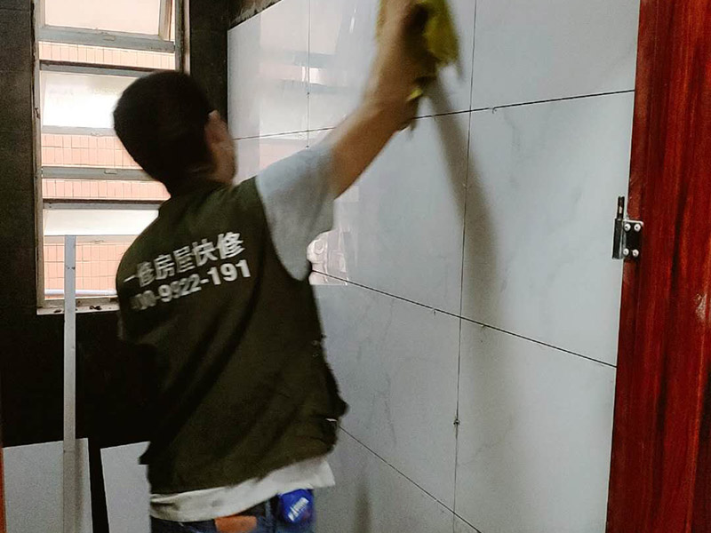 衛(wèi)生間裝修改造：由于衛(wèi)生間的用水量大，因此施工的第一步，我們需要對水電進行布局和改造。衛(wèi)生間的水電改造包括浴霸采暖、水管的入墻處理等。我們在進行水電改造前，要先明確衛(wèi)生間里需要安裝的衛(wèi)浴設備及其安裝的位置，然后預留好相關的插座，以防后期需要添加電器，方便使用。水電改造必須按照嚴格的施工標準來操作，以免影響到衛(wèi)生間的正常使用。其次，我們要做好衛(wèi)生間的防水工程，一般來說，它的地面防水是需要做兩遍，其防水層要高出地面大概250mm左右。然后我們在做好保護層，處理好地面防水之后，衛(wèi)生間的墻面也需要做好相應的防水工程。需要注意的是衛(wèi)生間的墻面防水層最好做到頂，防水工程做好之后，一定不要忘了做24小時閉水試驗。