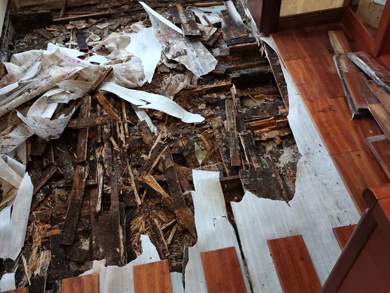 舊地板拆除現(xiàn)場：1：復(fù)合木地板拆除工藝比較簡單，清除房間的家具后，使用平口螺絲刀將踢腳線撬開，再沿著踢腳線邊緣將墻角的地板撬開并拆除，這塊地板可能會(huì)破損，但是其他地板就可以完整拆除了，帶有鎖扣結(jié)構(gòu)的復(fù)合木地板要順應(yīng)地板的長邊抽出，這樣會(huì)比較輕松。拆除后的復(fù)合木地板沒有保留價(jià)值，一般都要清運(yùn)出場最后將鋪至地板下防潮氈揭開，底層可能會(huì)有潮濕，這時(shí)要開窗通風(fēng)，待地面完全工燥后再鋪設(shè)新地板。 2：實(shí)木地板的拆除工藝比較復(fù)雜，拆除踢腳線后仍從墻角邊緣開始，使用起釘錘將木地板撬起抽出，由于實(shí)木地板安裝在木龍骨上，撬起時(shí)會(huì)有一定的彈性，施工難度較大，但是不能使用切割機(jī)，因?yàn)榍懈顧C(jī)容易破壞地面和固定木龍骨的膨脹螺栓而產(chǎn)生火花。實(shí)木地板拆除時(shí)盡量保持地板的完整性。