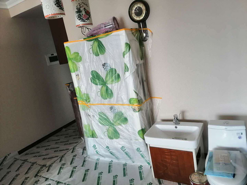 衛(wèi)生間改造裝修：既然是改造，肯定是對衛(wèi)生間的格局或是衛(wèi)浴設施、地磚、墻磚等地方不滿意，但在改造之前你需要將這些不滿意的地方進行拆除，且拆除之后的垃圾也要及時清理，避免阻礙施工進程。將不需要或是不滿意的地方進行拆除后，留下的成品需要進行施工保護，防止磕碰到，還可防止被上面的重物或是棱角碰壞。水電改造可謂是改造衛(wèi)生間的重點，衛(wèi)生間原有的水電路管線往往有許多不合理的布局，所以在改造過程中要對原有的水電路進行徹查，看是否存在銹蝕、老化等情況，若有，則需要更換新的電路、水路，如果線路良好，且沒有多大的問題，則只需要添加刪減線路就可以了。同時在改造的時候最好能做到以后維修和保養(yǎng)都比較方便，然后將其做好隱蔽處理。做好防水處理也是衛(wèi)生間改造的重要一步。因為衛(wèi)生間的水、水蒸氣極其常見，防水做不好極易導致墻面潮濕、發(fā)霉，電路出現(xiàn)問題等的情況。衛(wèi)生間墻面上要做大約30厘米的防水涂料，以防積水浸透墻面，且要保證涂刷厚度均勻，還需要處理好地面和墻面交界處的各類管件的涂刷。