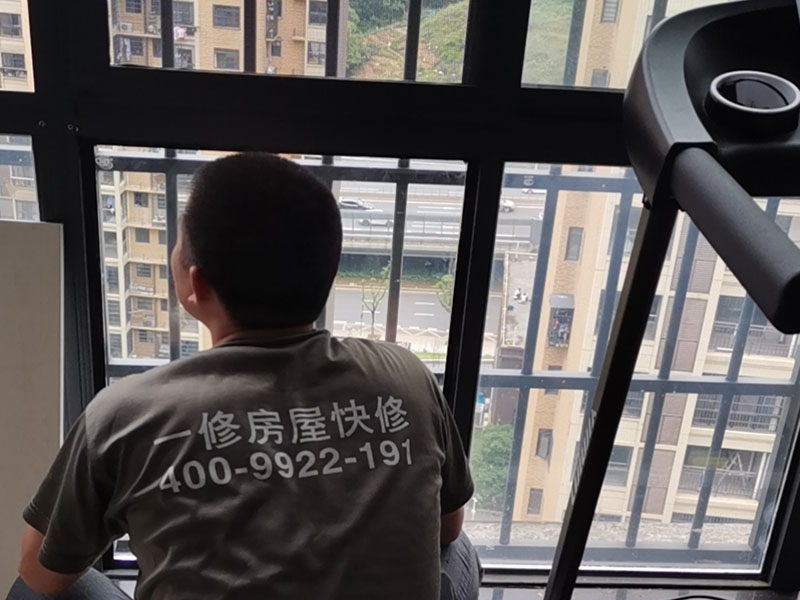鋼化玻璃更換：鋼化玻璃門若是不符合安裝尺寸，再返工就非常麻煩，因此在開始測量的時候就要做到準(zhǔn)確。用玻璃吸盤先把玻璃板西經(jīng)，玻璃就位。將玻璃板上部插入門框里的限位槽，再把玻璃板的下部安放于底托飾面的對口縫內(nèi)。玻璃板固定好厚，在頂部的限位槽與底托的固定處，和玻璃板與框柱的對縫位置等注膠封口。門扇高度確定以后，在玻璃板與進(jìn)出橫檔內(nèi)的兩側(cè)空隙處，同時通過兩邊插入小木條，輕敲穩(wěn)實，在小木條、門扇玻璃與橫檔之間形成的縫隙里注入玻璃膠，再用以上方法處理殘跡。