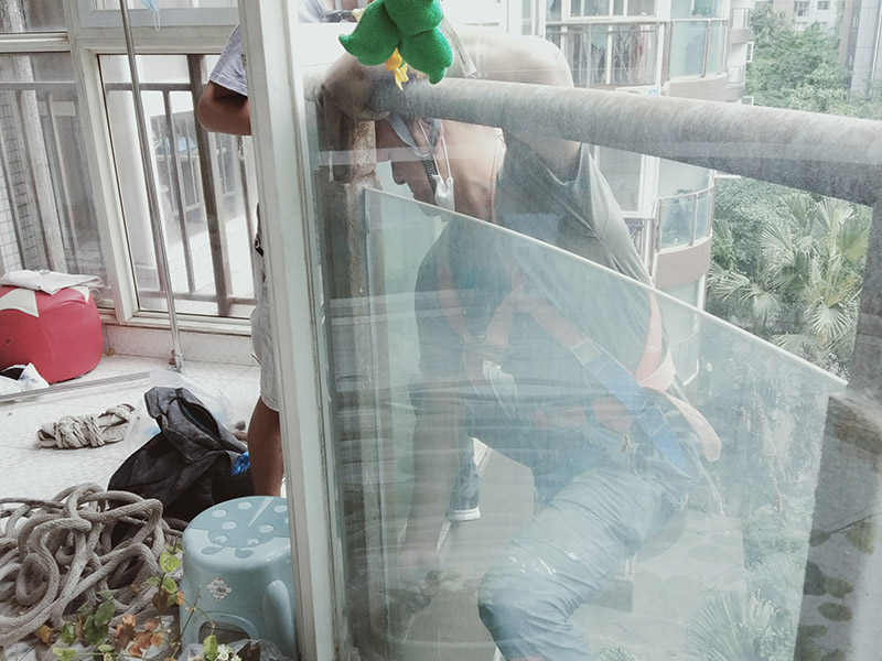 陽臺玻璃更換維修：1.首先我們將要處理的陽臺清理干凈,用水沖洗,自然曬干。 2.處理鋁合金鋼化玻璃框的灰塵,用抹布擦除即可。 3.安裝固定邊條。 4.固定邊條安裝好后,我們將鋁合金鋼化玻璃框擺放至固定邊條上。 5.用十字螺絲刀和自攻螺絲固定玻璃框。
