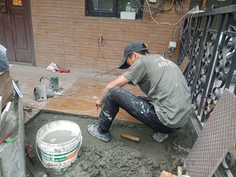 入戶門地磚鋪貼：要在地面刷一遍水泥和水比例為0.4—0.5的素水泥水。然后鋪上1：3的砂漿，砂漿要干濕適度，標準是“手握成團，落地開花”，砂漿攤開鋪平把地磚鋪在砂漿上，用橡皮錘敲打結實和第一塊基準磚平齊。敲打結實后，拿起瓷磚，看砂漿是否有欠漿或不平整的地方，撒上砂漿補充填實。第二次把瓷磚鋪上，敲打結實至和基準磚平齊。檢查地面砂漿是否已經飽滿，有沒有縫隙，如果已經飽滿和平整，在瓷磚上均勻地涂抹一層素水泥漿。用刮刀從磚縫中間劃一道，保證磚與磚之間要有一定的、均勻的縫隙，防止熱脹冷縮對磚造成損壞，用刮刀在兩塊磚上縱向來回劃拉，檢查兩塊磚是否平齊。