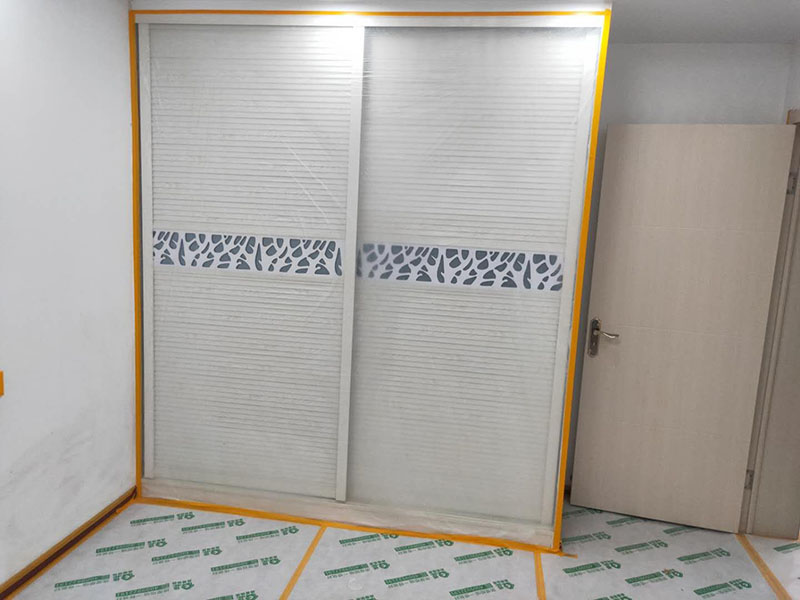 家具地面成品保護：1、墻地面瓷磚，在鋪貼未干固的情況下，不要急于勾縫，以免人為的造成瓷磚松動、高低不平，影響施工效果。 2、地面瓷磚干固前，不要在上面走動、堆放雜物，以免造成瓷磚松動、高低不平。 3、地面瓷磚鋪貼完后，使用成品保護膜覆蓋磚面。 既可以防止裝修時的沙子磨傷地面，同時也能有效的防止油漆涂料等有色液體滴落磚面，造成地面污染。