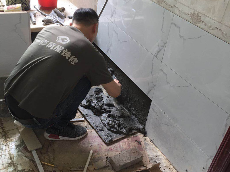 墻面瓷磚局部更換:1、先檢查需要更bai換的瓷磚周圍的瓷磚是否存在空鼓脫du層、是否有暗埋的水電暖管線，如果存在空鼓脫層，建議和開裂的瓷磚一起進(jìn)行鏟除更換，如果需要更換的瓷磚底下有暗埋的水電管管線，在砸磚的時(shí)候應(yīng)避開該區(qū)域。 2、將需要更換的瓷磚與周圍的瓷磚接縫處的填縫劑采用鏟刀或壁紙刀刮除干凈； 　　3、采用切割機(jī)沿需要更換的瓷磚的對(duì)角線進(jìn)行切割，注意不要到瓷磚的四個(gè)角（離角10公分左右），然后用錘子從瓷磚的中間砸開，然后用錘子和撬杠逐步從瓷磚的中心部位往四周敲砸瓷磚，直至需要更換的瓷磚全部取下。切割及砸磚的時(shí)，需要注意好力度，防止過猛對(duì)其他的部位造成損傷。 　　4、將基層部位松動(dòng)的水泥砂漿渣土清理干凈，如屬于有防水要求的墻面，對(duì)該部位涂刷堵漏靈，然后再進(jìn)行瓷磚的補(bǔ)貼工作。