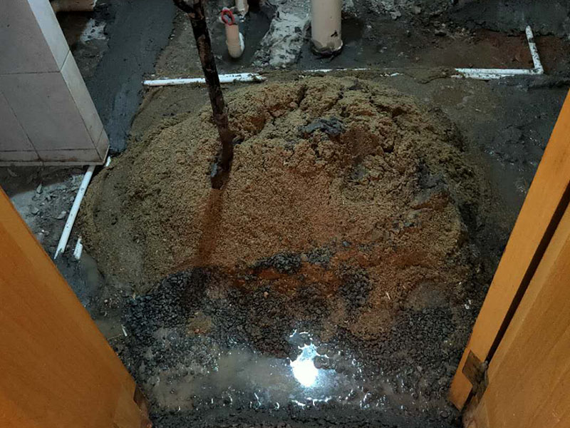 衛(wèi)生間防水找平：在進(jìn)行防水處理之前，一定先找平地面du。找平層施工方法：基面有空隙、裂縫、不平等缺陷的，用水泥砂漿修補(bǔ)抹平。使基面必須堅(jiān)固、平整、干凈、無灰塵、油膩、蠟、脫模劑等以及其他碎屑物質(zhì)。找平層干燥后方可進(jìn)行防水層施工，施工期間應(yīng)防火、防水。防水層完成后，要進(jìn)行成品保護(hù)，不得上人走動(dòng)。