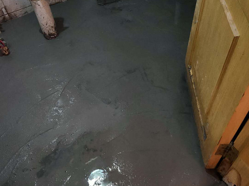 衛(wèi)生間防水找平：在進(jìn)行防水處理之前，一定先找平地面du。找平層施工方法：基面有空隙、裂縫、不平等缺陷的，用水泥砂漿修補(bǔ)抹平。使基面必須堅(jiān)固、平整、干凈、無灰塵、油膩、蠟、脫模劑等以及其他碎屑物質(zhì)。找平層干燥后方可進(jìn)行防水層施工，施工期間應(yīng)防火、防水。防水層完成后，要進(jìn)行成品保護(hù)，不得上人走動(dòng)。