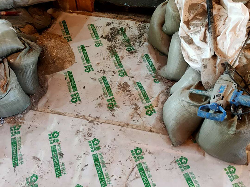 衛(wèi)生間丙綸防水:刷第一遍防水涂料。施工前確保工地干凈、干燥，防水涂料要涂滿，無(wú)遺漏，與基層結(jié)合牢固，無(wú)裂紋，無(wú)氣泡，無(wú)脫落現(xiàn)象。涂刷高度一致，厚度要達(dá)到產(chǎn)品規(guī)定要求。　 刷第二遍防水涂料。注意、第二遍防水涂料間需要有一定時(shí)間間隔，待遍涂料干透后才能進(jìn)行第二遍，具體時(shí)間視涂料而定。間隔時(shí)間太短，防水的效果會(huì)大打折扣。 鋪保護(hù)層。為防止之后的施工破壞防水層，需在防水涂料表面鋪上保護(hù)層。保護(hù)層要完全覆蓋防水層，無(wú)遺漏，與基層結(jié)合牢固，無(wú)裂紋，無(wú)氣泡，無(wú)脫落現(xiàn)象。 閉水試驗(yàn)。閉水試驗(yàn)時(shí)，地面點(diǎn)的水線不能低于2厘米，保存至少24小時(shí)，觀察無(wú)滲漏現(xiàn)象后方算合格。如有滲漏，需重做，切莫不能疏忽大意。