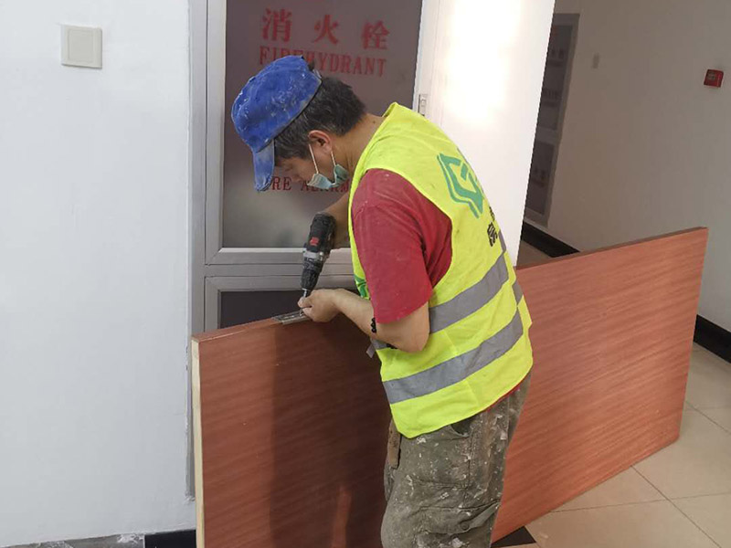 門框窗框更換翻新:門窗套就是指：在門窗洞口兩個(gè)立邊的垂直面，可以是突出外墻形成邊框，也可和外墻保持平齊，既要立邊垂直平整，而且又要滿足和墻面平整，所以它的質(zhì)量會(huì)要求相對(duì)高一些。 找位與劃線：在安裝前，需要根據(jù)設(shè)計(jì)圖的要求，先找好標(biāo)高、平面位置、豎向尺寸進(jìn)行彈線。 核查預(yù)埋件和洞口：對(duì)于有預(yù)埋件、木磚的門窗套安裝工程，彈線后應(yīng)該檢查預(yù)埋件、木磚是否符合設(shè)計(jì)要求。 龍骨、基層板配制與安裝：根據(jù)洞口實(shí)際尺寸，按設(shè)計(jì)規(guī)定骨架料斷面規(guī)格，可將龍骨架或基層板分三片預(yù)制，洞頂一片、兩側(cè)各一片。每片龍骨架一般情況下為兩根立框料，當(dāng)門窗套寬度大于500mm，中間應(yīng)適當(dāng)增加立框料。橫向龍骨間距不大于400mm;面板寬度大于500mm時(shí)，橫向龍骨間距不大于300mm。